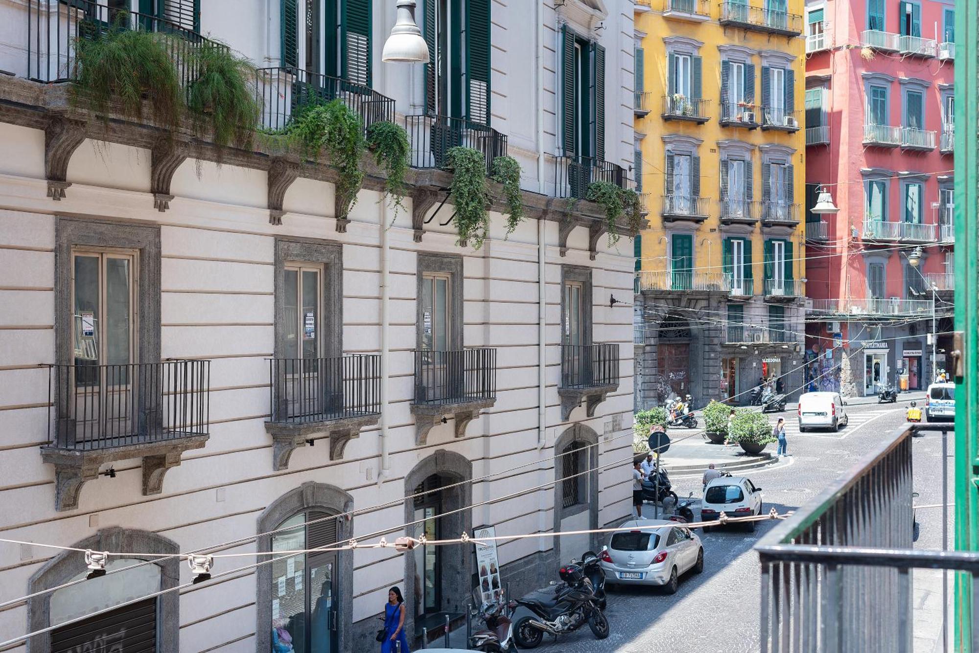 Neapolis Lifestyle * Naples